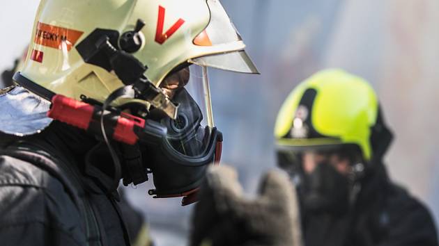 Při požáru v Přeckově hasiči vynášeli acetylenovou svářecí soupravu