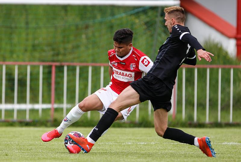 Přípravné utkání Fortuna národní ligy mezi FK Pardubice (ve červenobílém) a MFK (v Černém) na hřišti v Na Dolíčku.