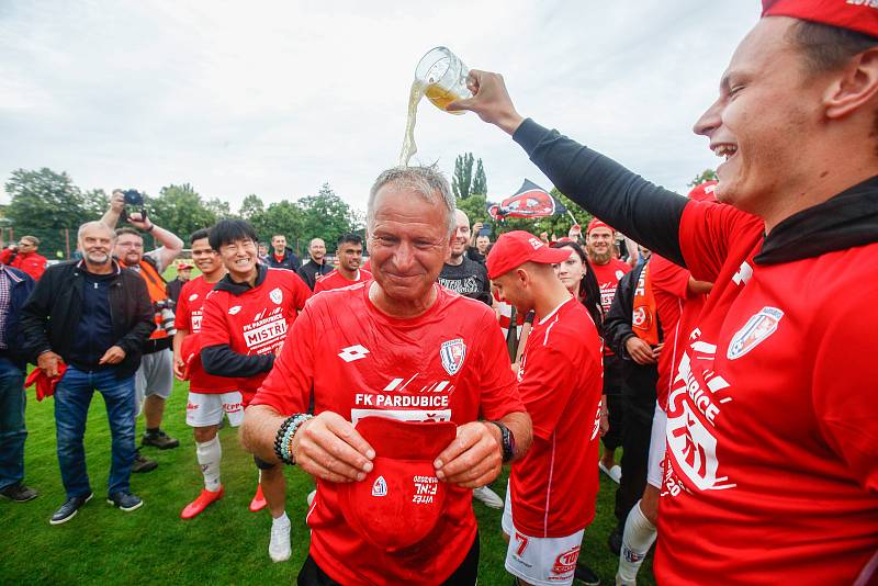 Oslavy titulu mistra Fobalové národní ligy týmu FK Pardubice na hřišti pod Vinicí v Pardubicích.