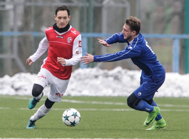 Pardubický obránce Martin Šejvl v červeném dresu FK Pardubice.