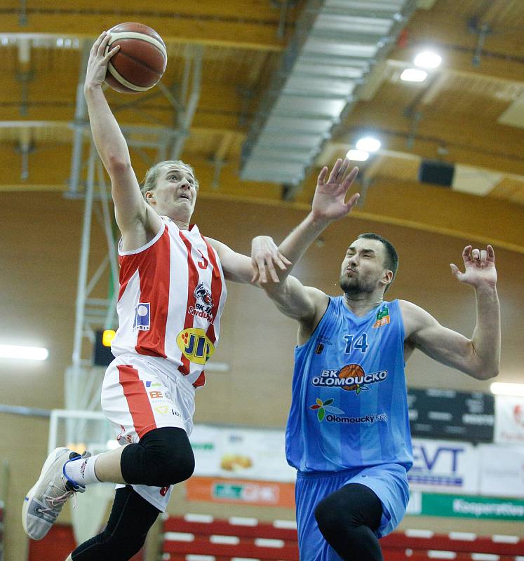 Basketbalové utkání Kooperativy NBL mezi BK JIP Pardubice (v bíločerném) a BK Olomoucko (v modrém) v pardubické hale na Dašické.