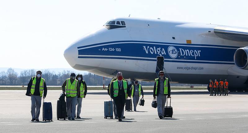 Na pardubickém letišti 1.4. přistál čtvrtý nákladní speciál Antonov An-124-100M Ruslan s dalším nákladem  zdravotnického materiálu a ochranných prostředků.