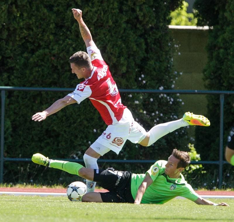 Přípravné fotbalové utkání mezi FK Pardubice (v červenobílém) a FK Viktoria Žižkov (v zeleném) na hřišti v Přelouči.