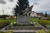 Pomník padlých ve válce stojící v centru Bukoviny. Napsaný je zde i jeden z potomků Josef Veverka.