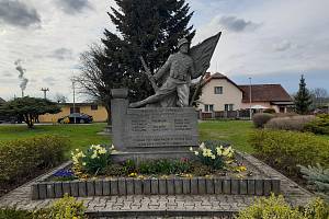 Pomník padlých ve válce stojící v centru Bukoviny. Napsaný je zde i jeden z potomků Josef Veverka.