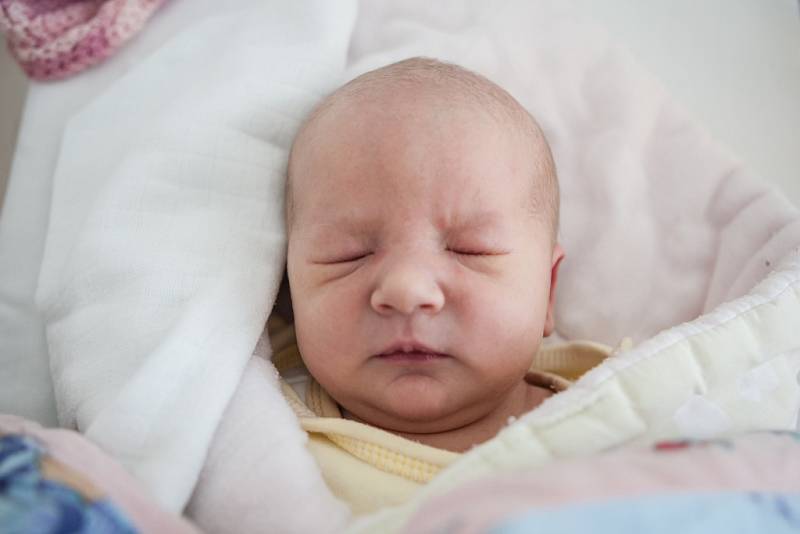Adéla Kramná se narodila 15. září v 15:27 hodin. Měřila 49 centimetrů a vážila 3420 gramů. Maminku Hanu u porodu podpořil tatínek David a rodina je z Pardubic.