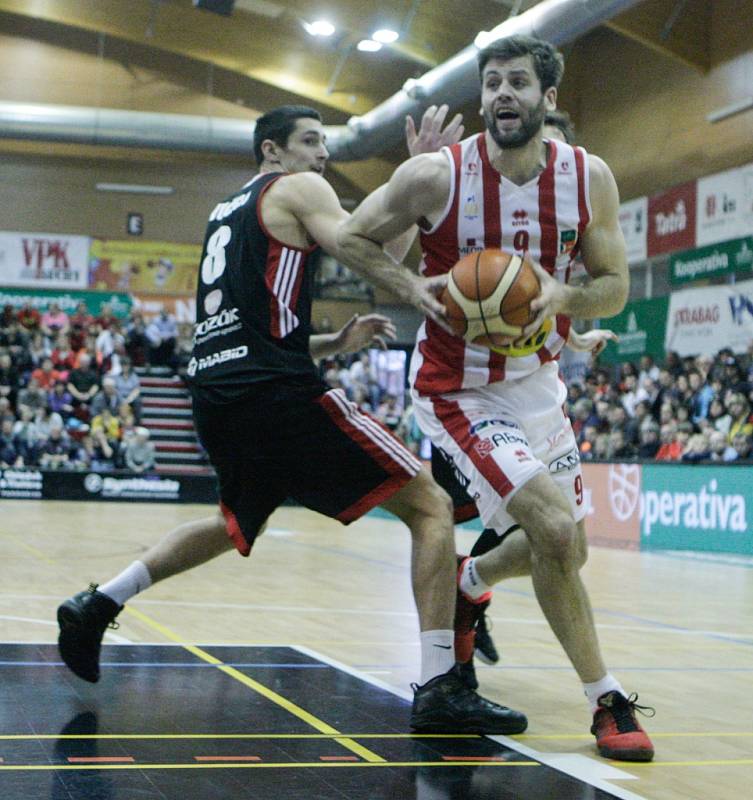 5. čtvrtfinále basketbalu Pardubice - Svitavy 90:62.