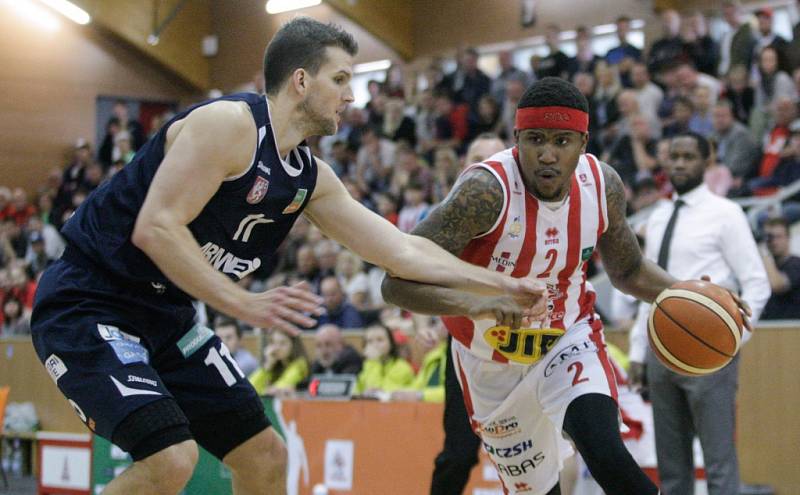 5. semifinále basketbalové Kooperativa NBL Pardubice - Děčín.