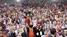 Atmosféry bylo na derby tolik, že fanoušci málem zbourali arenu. A tak to má být