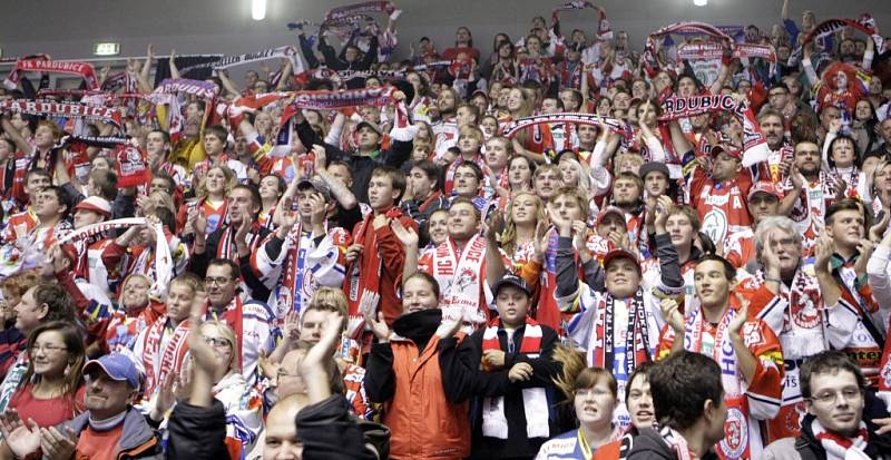 Atmosféry bylo na derby tolik, že fanoušci málem zbourali arenu. A tak to má být