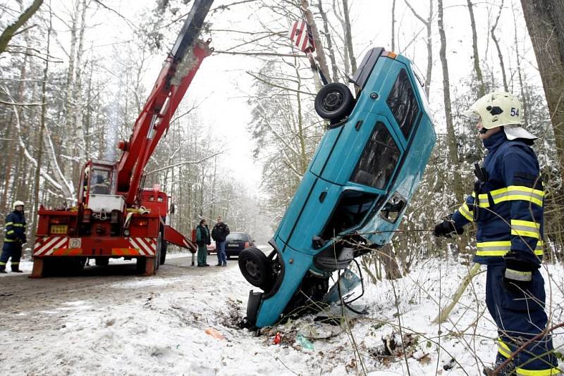 Veselí (Pardubicko): Podcenění námrazy v lesním úseku mezi Veselím a Klenovkou skončilo ošklivě vypadající nehodou - vůz skončil na střeše. Vytáhnout jej museli hasiči s jeřábem.