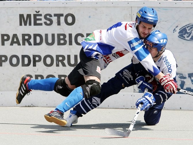 Utkání II. kola finále Ford Credit Extraligy hokejbalu mezi HBC Autosklo-H.A.K. Pardubice (v bílomodrém) a HBC ALPIQ Kladno (modrobílém)