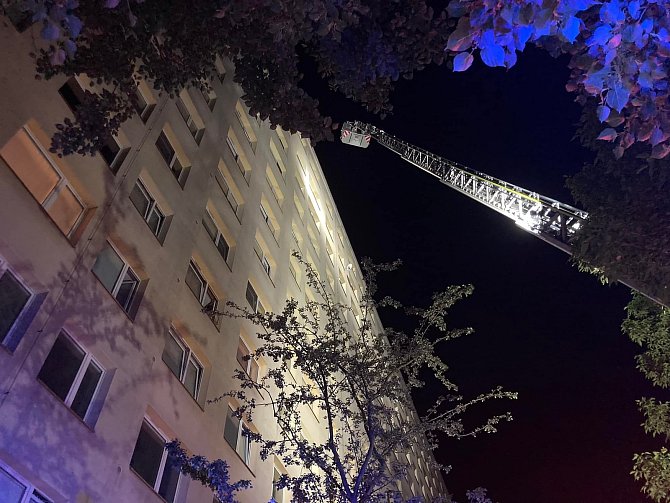 U požáru bytového domu v Pardubicích zasahovaly hasiči, lékaři i policie.