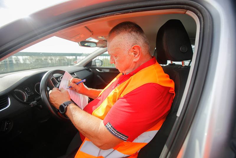 Setkání kandidátů  na hejtmana Pardubického kraje na rozestavěné dálnici D35 u Opatovic nad Labem.