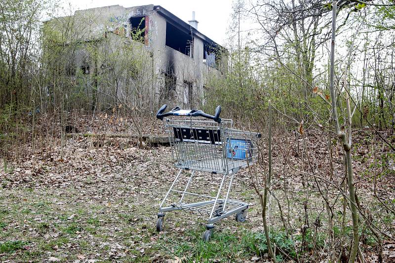 Příbytky lidí bez domova v prostorách za obchodem Uni hobby a v bývalém vojenském prostoru Červeňák v Pardubicích..