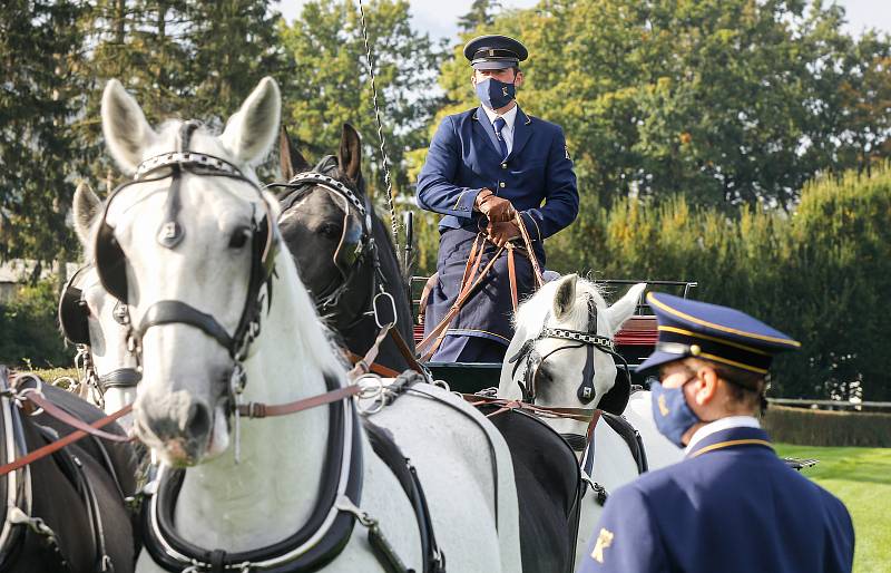 Zahájení 130. Velké pardubické se Slavia pojišťovnou, která se konalo před prázdnými tribunami na pardubickém dostihovém závodišti.