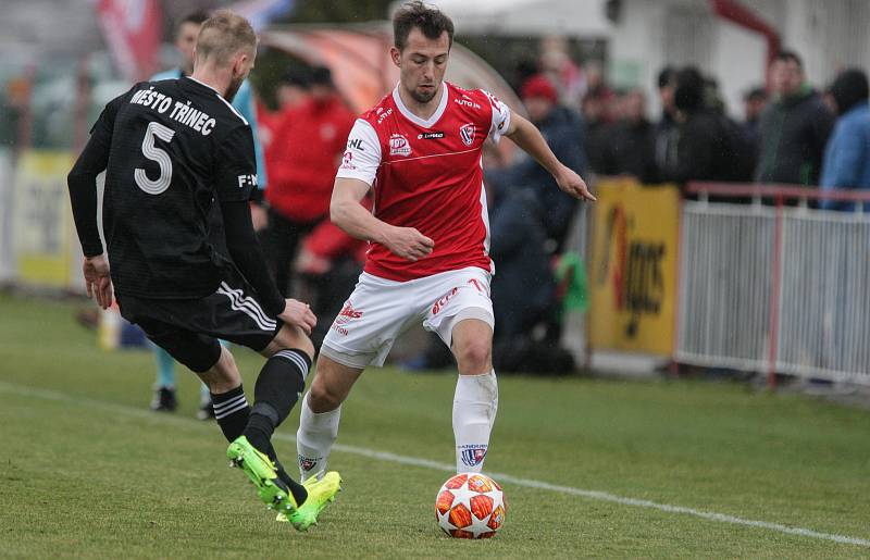 Utkání Fobalové národní ligy mezi FK Pardubice (ve červenobílém) a FK fotbal Třinec (v modrobílém) na hřišti pod Vinicí v Pardubicích.