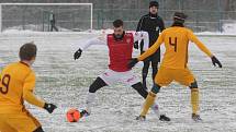 Přípravné utkání Fortuna národní ligy mezi FK Pardubice (ve červenobílém) a FK Dukla Praha U-21 (ve žlutém) na hřišti v Ohrazenicích v Pardubicích