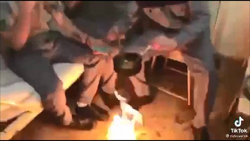 Záběry z videa, kde si vězni na cele Pardubické věznice rozdělali oheň a smažili řízky.