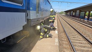 Na nádraží v Přelouči vzplála ve čtvrtek kolem 11. hodiny dopolední lokomotiva. Foto: HZS PAK