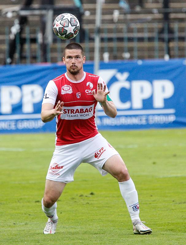 Fotbalové utkání Fortuna ligy mezi FK Pardubice (v červenobílém) a FC Bohemians 1905 ( v zelenobílém) na Městském stadionu Ďolíček v Praze.