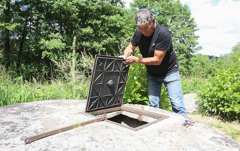 Každý večer a ráno se kontroluje hladina pitné vody ve studni a když se zjistí, že je studna s pitnou vodou vyčerpaná,  uzavře se hlavní uzávěr pitné vody na vodovodním řadu a místní obyvatelé jsou až do rána odříznuti od pitné vody.