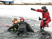 Záchrana z ledu si dobrovolní hasiči z Libišan a Lázní Bohdaneč vyzkoušeli v běžné zásahové výstroji.