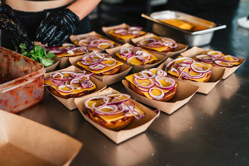 Na pardubický Food Truck Fest se sjely desítky majitelů trucků, kteří si připravili rozmanité nabídky plné tradičního místního jídla i pochutin ze světa.