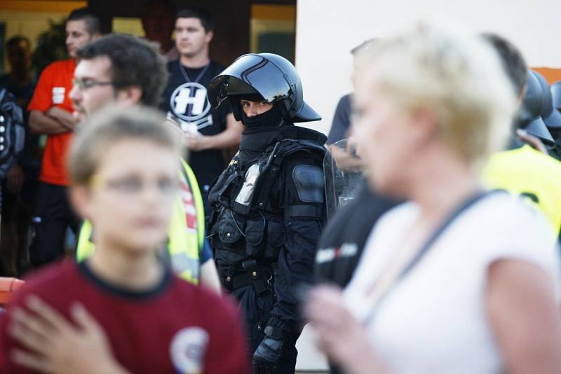 Pořádková jednotka zasahovat nemusela. Policisté ale přesto museli na konec zápasu nasoupit a rozestavit se u vstupu do hráčských kabin. 