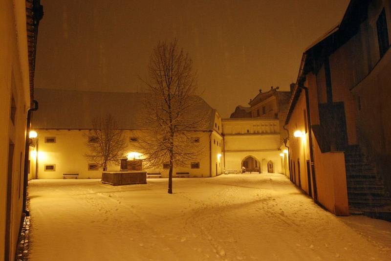 Noční Pardubice zapadané sněhem