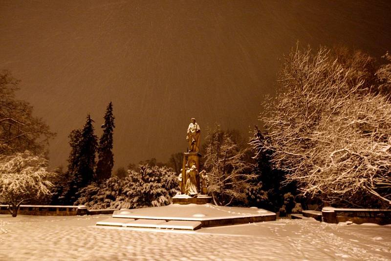 Noční Pardubice zapadané sněhem