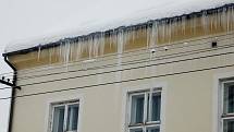 Nebezpečné rampouchy ze střech visí například na domě s pečovatelskou službou v Lázních Bohdanči.