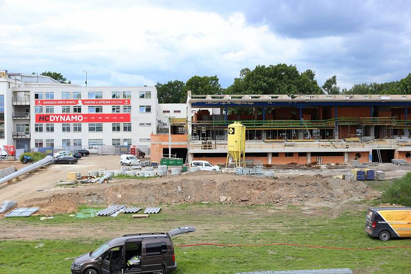 Letní stadion si obléká nový kabát. Nově se světelnými stožáry.