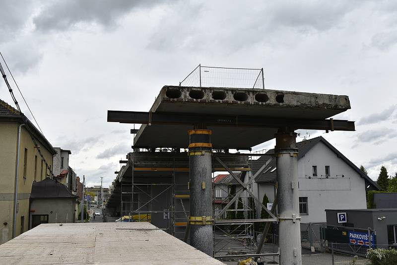 Oprava nadjezdu u pardubické nemocnice se začíná komplikovat. Dělníky nejdříve překvapil azbest, nyní se ukázalo, že jsou špatné i mostní pilíře.