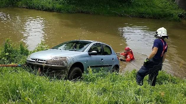 V Sezemicích skončilo auto v řece