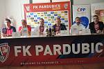 Na tiskové konferenci FK Pardubice promluvilo celé vedení o nové sezoně. V ní se pardubičtí fotbalisté vrátí na domácí hřiště.