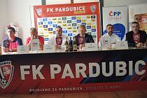 Na tiskové konferenci FK Pardubice promluvilo celé vedení o nové sezoně. V ní se pardubičtí fotbalisté vrátí na domácí hřiště.