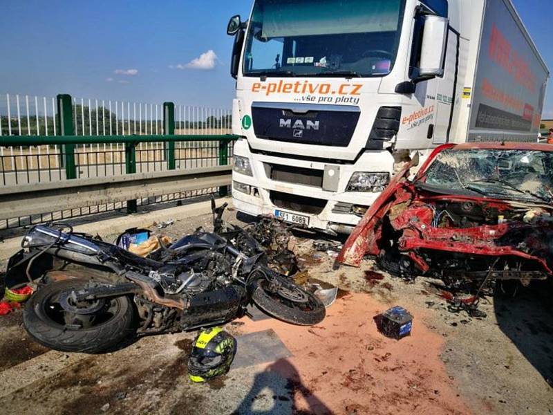 Pět vozidel, pět zraněných. Fotografie z vážné dopravní nehody, při níž Jiří Švihálek přišel o nohu. S manželkou na motorce mířili na rodinnou oslavu.