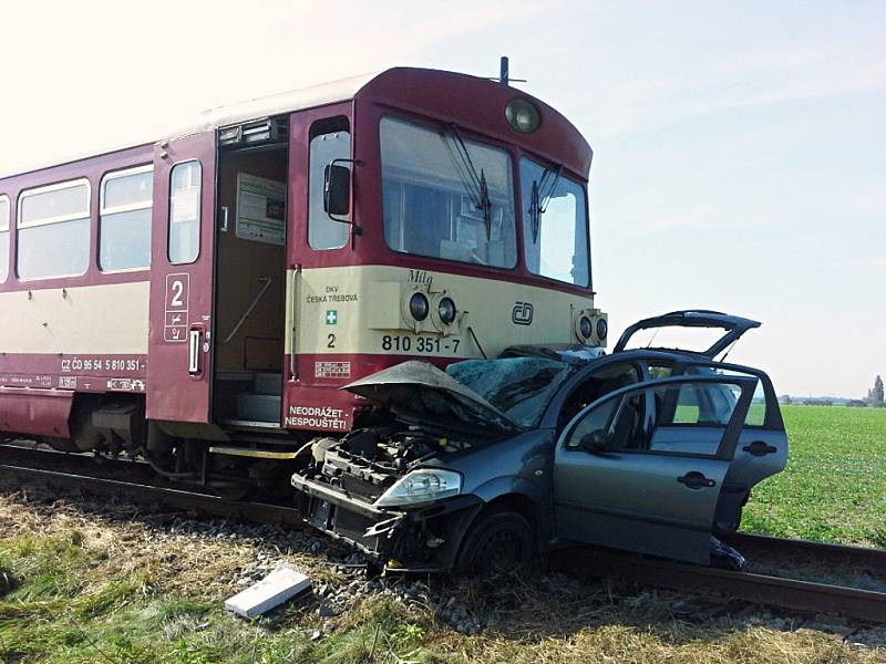 Motorový osobní vlak hrnul před sebou osobní automobil ještě asi sto metrů.