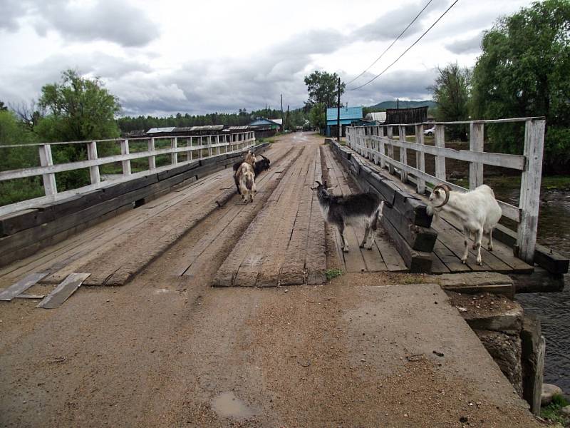 Cesta Jana Kováře Ruskem a Mongolskem 2015. Silnice a most kdesi v Rusku. Ještě si nemáme nač stěžovat.