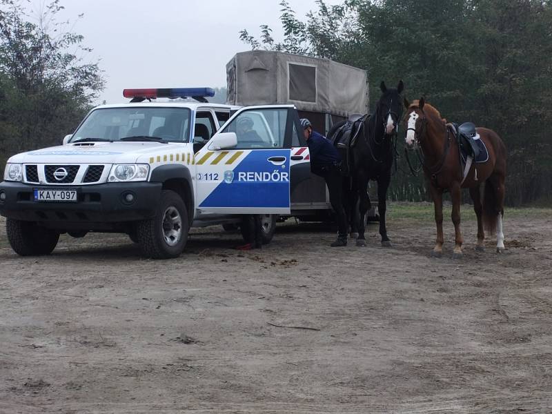 Nejen auta a moderní technika. Na maďarské hranici hlídkovali i policisté na koních.