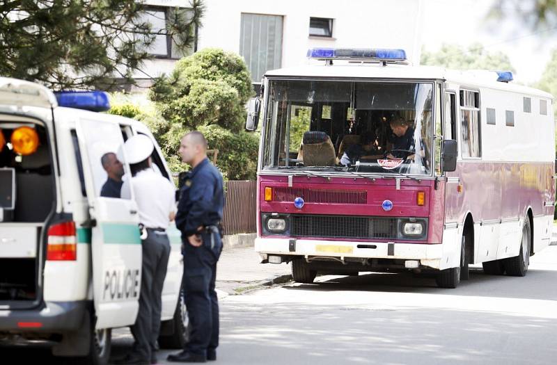 Ke střetu eskortního autobusu vězeňské služby a osobního vozu došlo v úzké zatáčce. Neplánovaná zastávka ale znamenala pro eskortu nepříjemné čekání