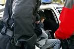 Přímo před našim objektivem zatkli pardubičtí policisté dvaadvacetiletého recidivistu. Policie po něm šla kvůli výrobě drog a majetkové trestné činnosti