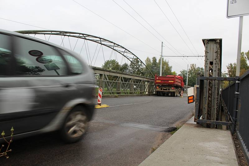 Od pondělí 26. září je omezen provoz na mostě přes Labe v ulici kpt. Bartoše. Po dobu deseti týdnů zde budou probíhat opravy, které si vyžádají uzavření poloviny vozovky