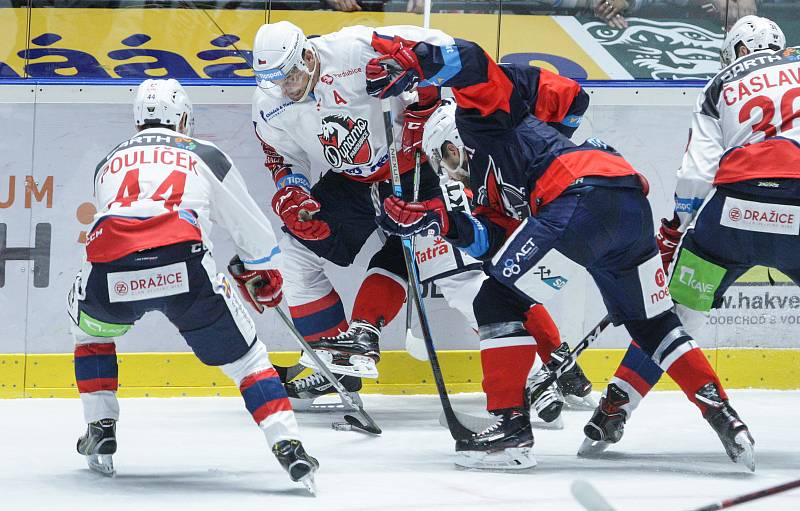 Duel Tipsport extraligy v ledním hokeji mezi HC Dynamo Pardubice (v bílém) a  HC Piráti Chomutov.