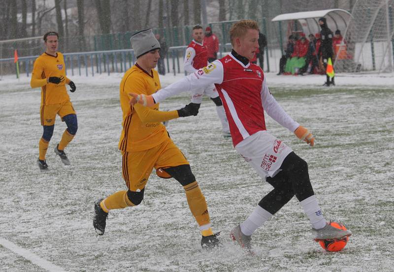 Přípravné utkání Fortuna národní ligy mezi FK Pardubice (ve červenobílém) a FK Dukla Praha U-21 (ve žlutém) na hřišti v Ohrazenicích v Pardubicích