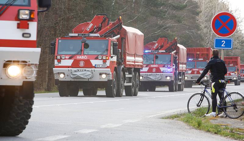 Kolona hasičských aut se zdravotnickým materiálem míří do centrálního skladu v Opočínku u Pardubic.