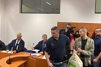 Brutální vraždu seniorky z listopadu roku 2022 začala projednávat pardubická pobočka Krajského soudu v Hradci Králové. Na lavici obžalovaných stanula dcera zavražděné se svým partnerem.