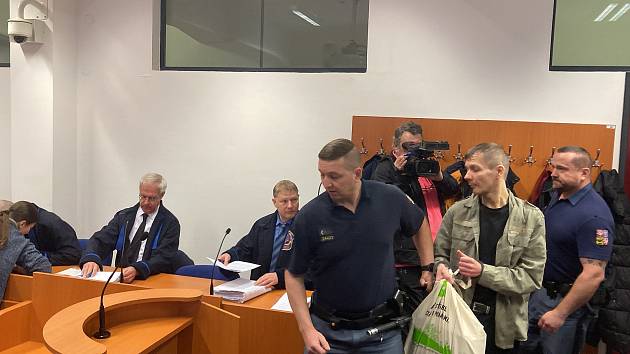 Brutální vraždu seniorky z listopadu roku 2022 začala projednávat pardubická pobočka Krajského soudu v Hradci Králové. Na lavici obžalovaných stanula dcera zavražděné se svým partnerem.