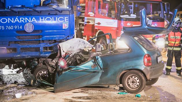 Těžká nehoda u Holic. Řidič s osobním automobilem se čelně střetl s míchačkou.
